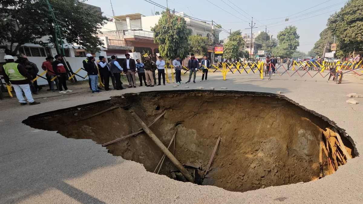 लखनऊ-प्रयागराज हाइवे में बड़ा हादसा, अचानक धंस गई सड़क, 15 फीट का हुआ गड्ढा, टली अनहोनी