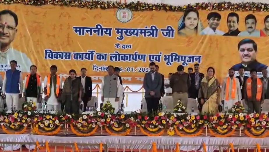 नक्सल हमले में जवानों के बलिदान की खबर सुनते ही मुख्यमंत्री साय ने रोका कार्यक्रम, 2 मिनट का मौन रखकर शहीदों को दी श्रद्धांजलि