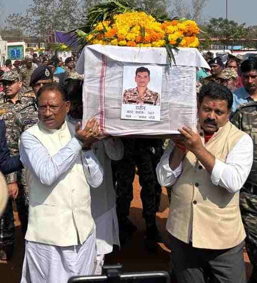 सीएम साय ने शहीद जवानों को पुष्पचक्र अर्पित कर दी श्रद्धांजलि, कहा – सहन नहीं करेंगे हिंसा और आतंक, नक्सलियों के खात्मे के लिए जारी रहेगा अभियान