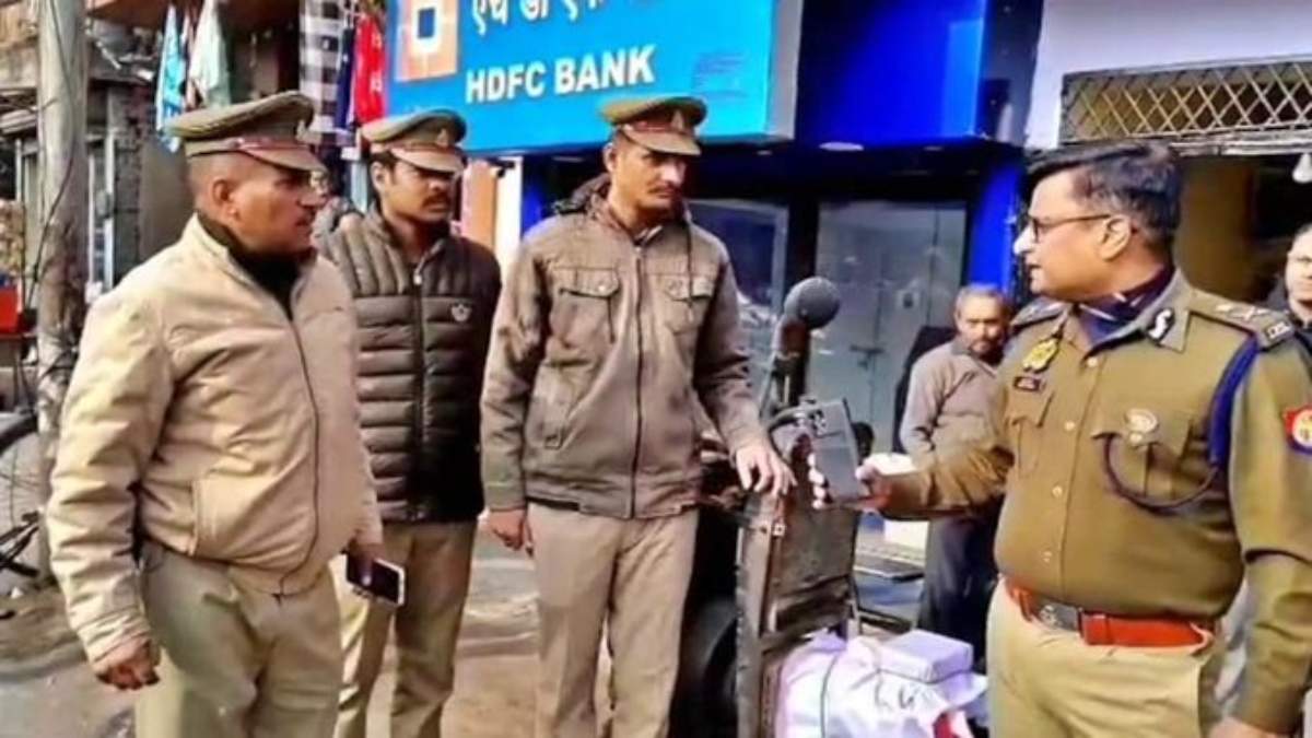 दरोगा जी… ऐसे कैसे चलेगा? पुलिसकर्मी बिना हेलमेट  दौड़ा रहा था मॉडिफाई साइलेंसर वाली बाइक, फिर DIG ने जो किया…