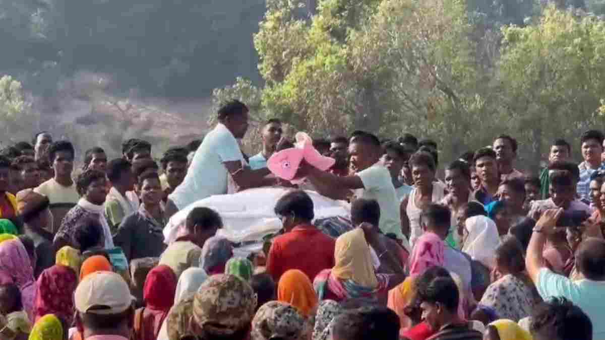 दिल झकझोर देने वाला VIDEO : दो माह के मासूम बेटे ने अपने शहीद पिता को दी अंतिम विदाई, CM साय ने कहा –  बस्तर फाइटर्स के आरक्षक सुदर्शन वेट्टी की शहादत को कभी नहीं भूलेगा छत्तीसगढ़