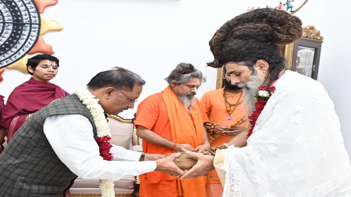 मुख्यमंत्री निवास में सद्गुरु ऋतेश्वर महाराज से मिले सीएम साय, शाल-श्रीफल भेंटकर लिया आशीर्वाद …