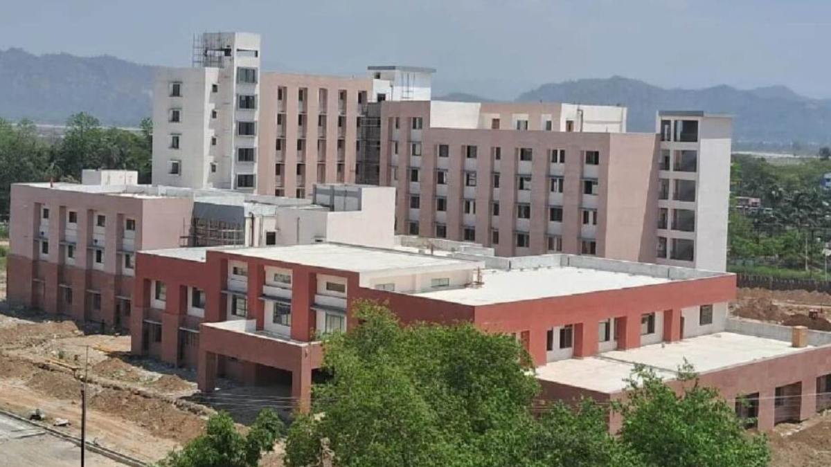 अपना भ्रम दूर कर लीजिए, नहीं बढ़ेगी फीस… मेडिकल कॉलेज को PPP मोड पर देने से सुविधाओं पर नहीं पड़ेगा असर