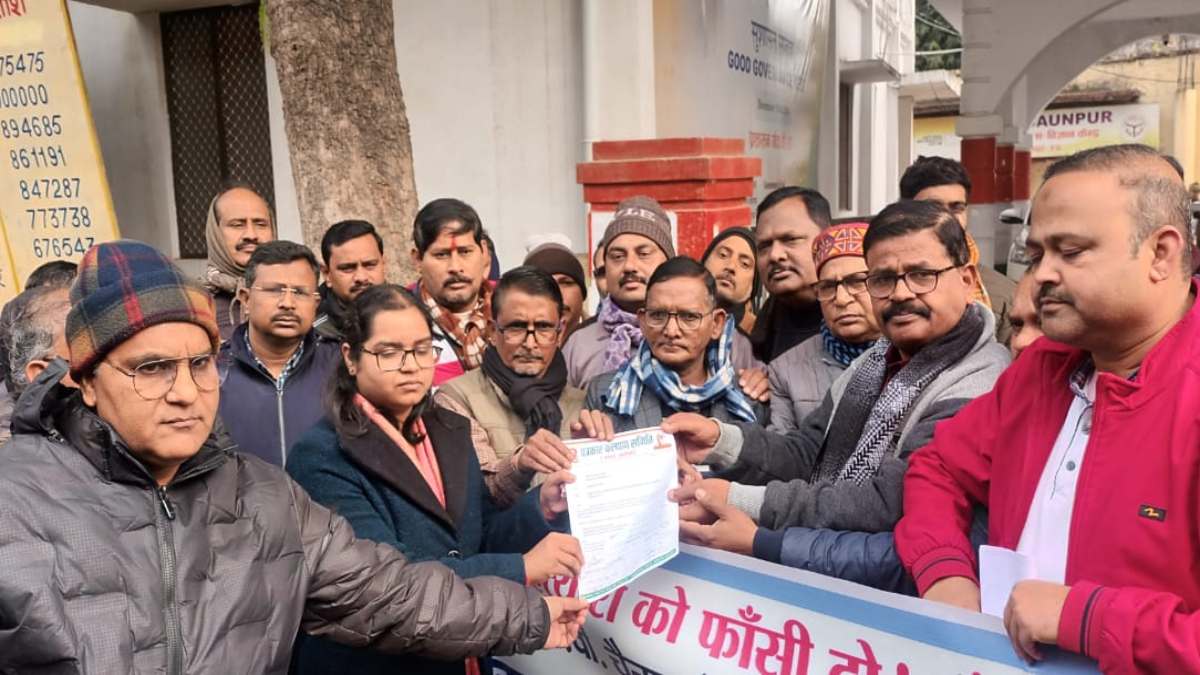 पत्रकार मुकेश चंद्राकर की हत्या के विरोध में पत्रकारों ने निकाला मौन जुलूस, राष्ट्रपति को सौंपा ज्ञापन, सुरक्षा कानून बनाने पर दिया जोर