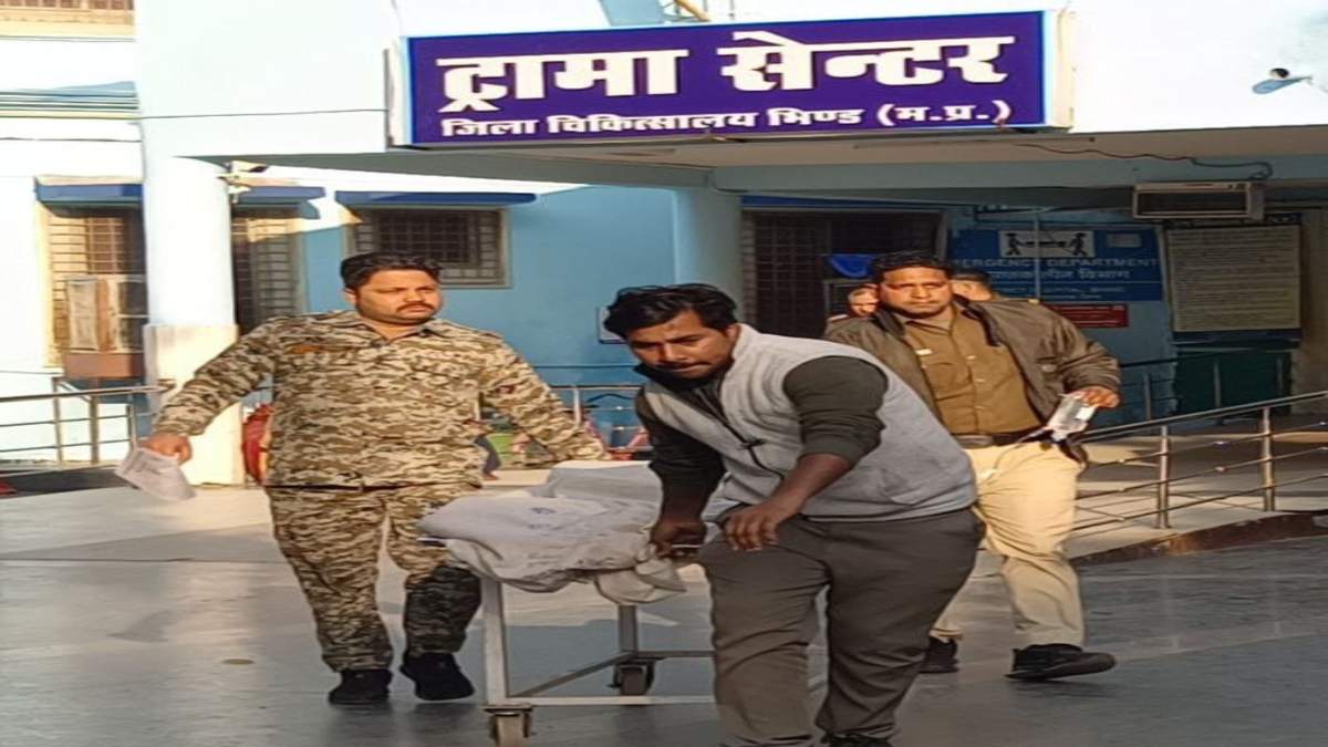 पूछताछ के लिए थाने पहुंचा युवक, फिर हुआ कुछ ऐसा कि पुलिसकर्मियों के फूल गए हाथ-पैर, जानें पूरा मामला