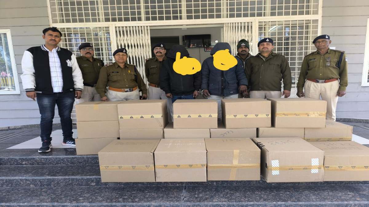लाखों की सिगरेट चोरी की गुत्थी सुलझी: मास्टरमाइंड ड्राइवर समेत 3 आरोपी गिरफ्तार, वारदात के बाद पलटा दिया था ट्रक