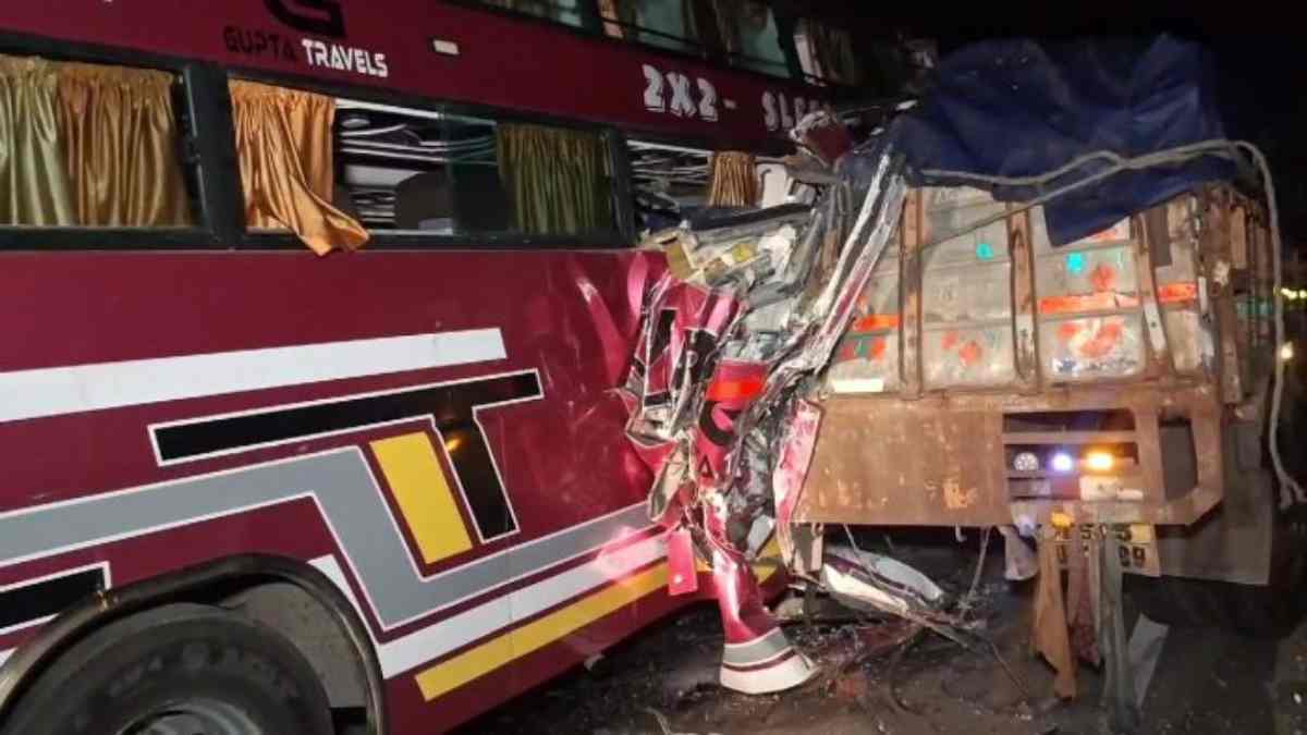 CG में भीषण सड़क हादसा : ट्रक से टकराई तेज रफ्तार बस, 4 यात्रियों की मौत, कई घायल