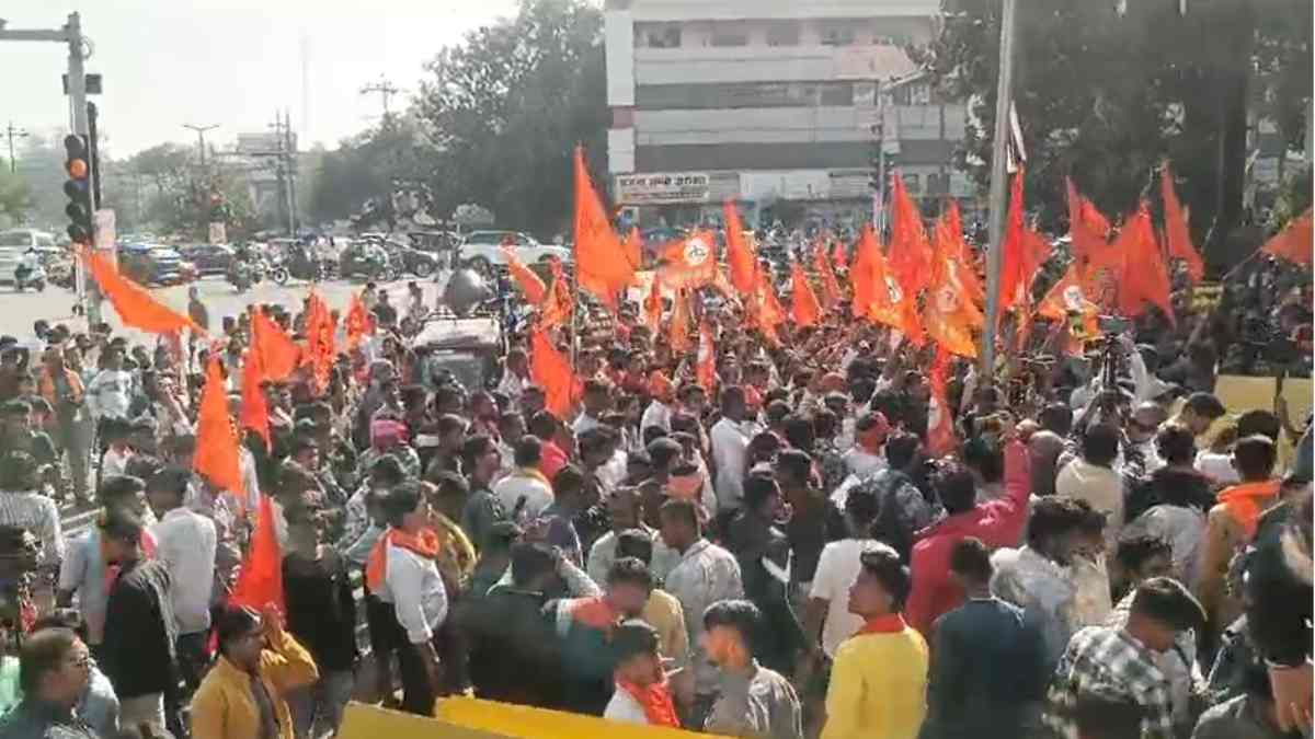 ‘गौ हत्या बंद हो…’ के नारों से गूंजा रायपुर : गौकशी और गौ तस्करी के विरोध में सर्व हिंदू समाज ने किया प्रदर्शन, कहा – गौ माता की सुरक्षा हमारी प्राथमिकता, अपराधियों को मिले उम्रकैद या फांसी की सजा
