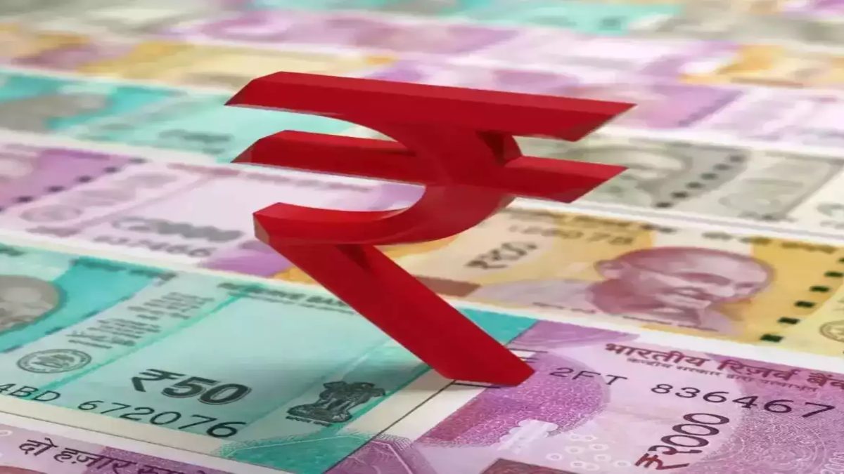 सबसे निचले स्तर पर पहुंचा रुपया: डॉलर के मुकाबले इंडियन करेंसी में गिरावट जारी, ये है वजह