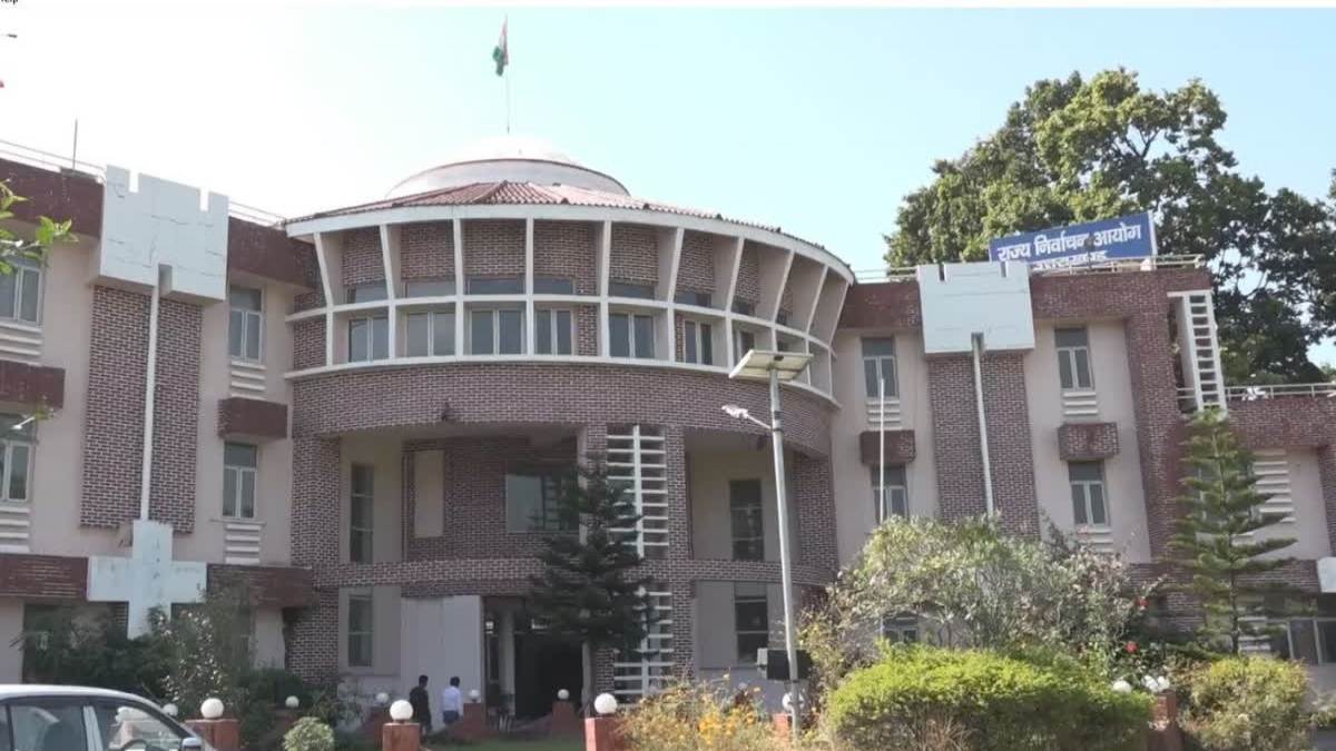 राज्य निर्वाचन आयोग ने पुलिस और वन विभाग से मांगा स्पष्टीकरण, आचार सहिंता के दौरान ट्रांसफर-पोस्टिंग करने पर जारी किया नोटिस