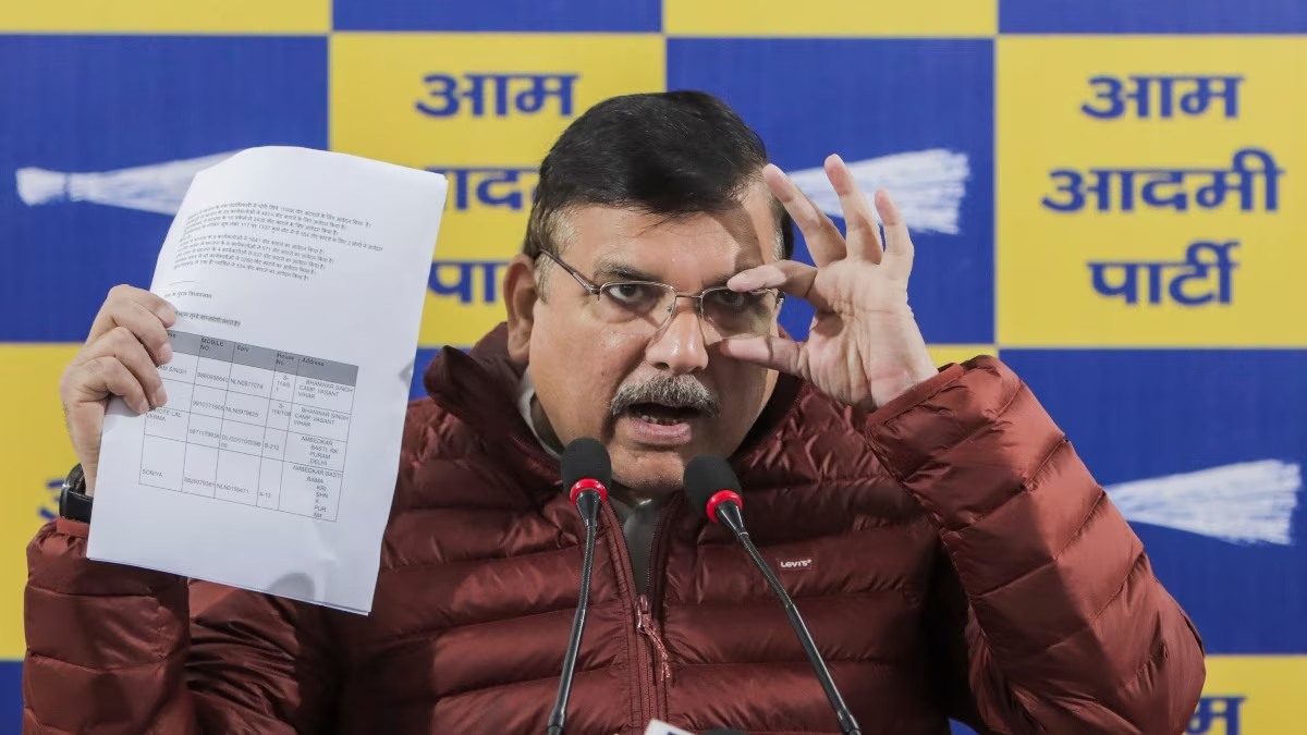 AAP ने BJP पर लगाया गंभीर आरोप, कहा- प्रवेश वर्मा ने अपना पता देकर बनवाया फर्जी वोटर ID