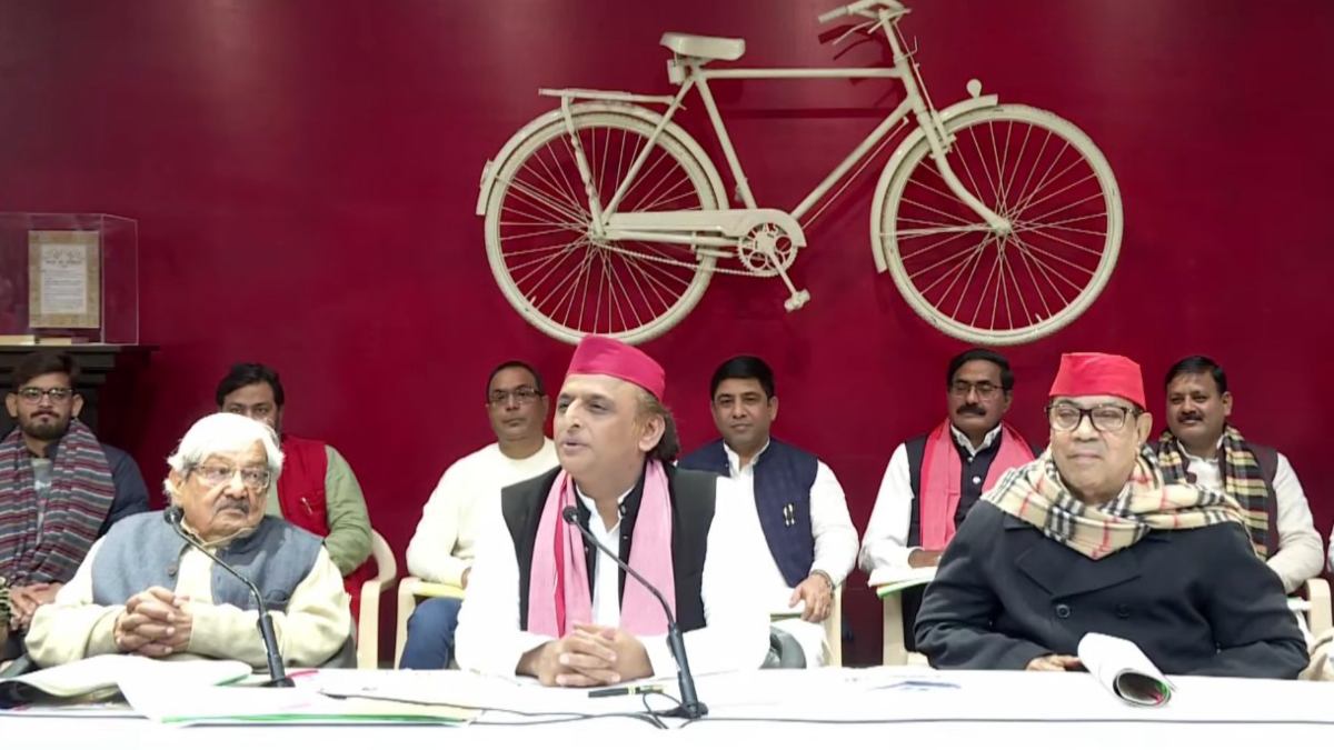 पाप, पुण्य और पॉलिटिक्स : ‘कुछ अपने पाप धोने के लिए जाते हैं, हम तो पुण्य कमाने और दान करने कुंभ जाएंगे’… कहां है अखिलेश का निशाना?