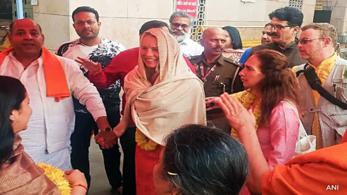 गुलाबी सूट, सिर पर सफेद दुपट्टा… वाराणसी पहुंची स्टीव जॉब्स की पत्नी लॉरेन जॉब्स, महाकुंभ में लगाएंगी आस्था की डुबकी