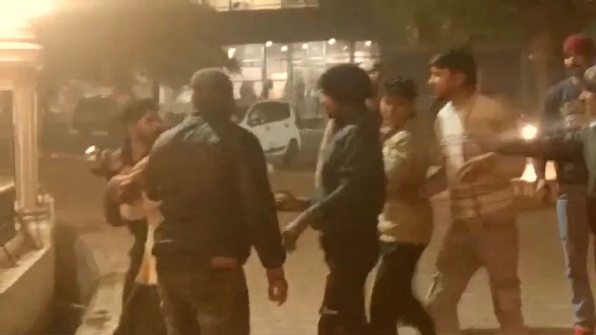 2 रुपए के लिए ‘दे दना दन’: अस्पताल में पार्किंग वाले और मरीज के परिजनों के बीच हुई बहस, फिर जमकर चले लात-घूसे, VIDEO वायरल