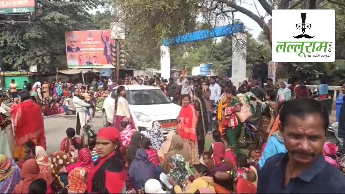 फ्लोरा मैक्स विवाद: उद्योग मंत्री ने दी थी फेंकवा देने की धमकी! अब पुलिस ने दर्ज कर दी पीड़ित महिलाओं पर FIR