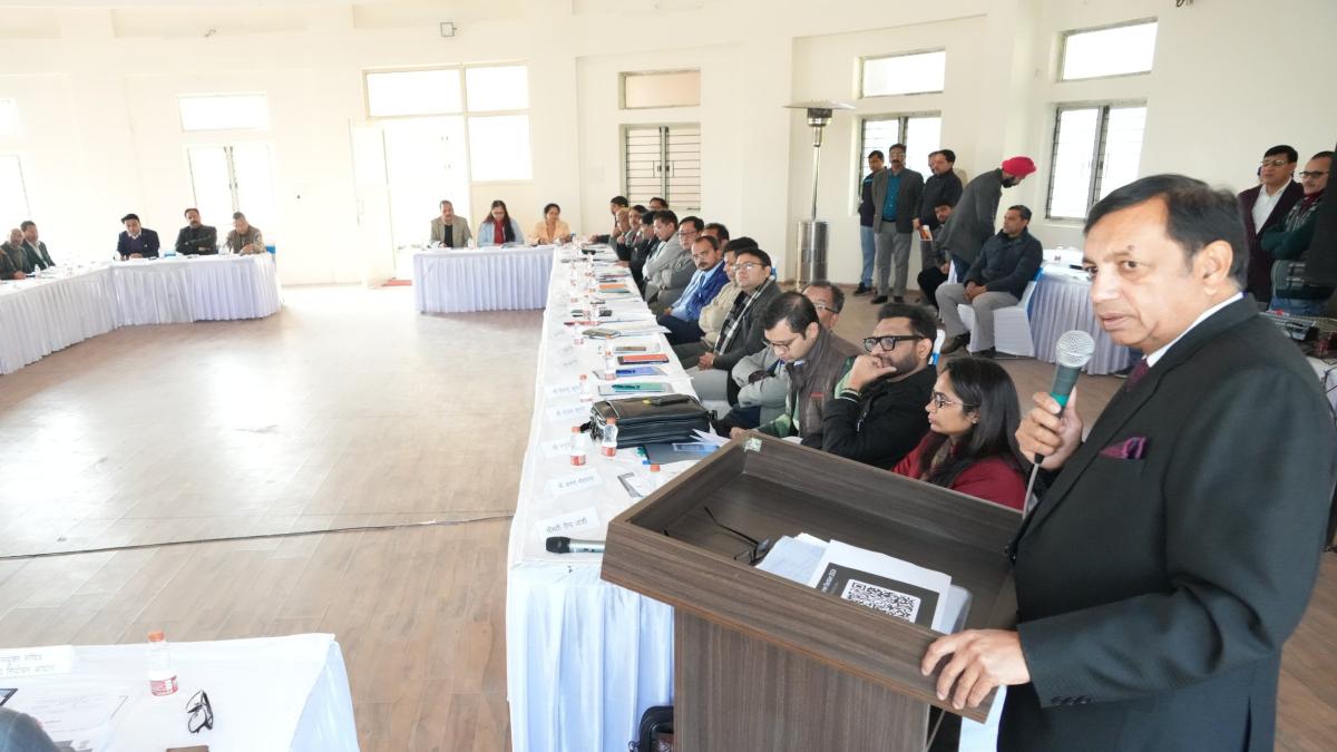 Uttarakhand Nikay Chunav: प्रत्याशियों की व्यय सीमा पर प्रेक्षकों की नजर, बैठक में राज्य निर्वाचन आयोग ने दी महत्वपूर्ण जानकारियां