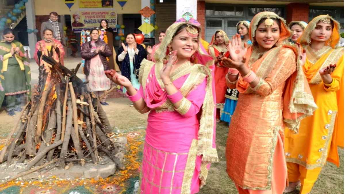 लोहड़ी 2025 : पंजाब में लोहड़ी की धूम, सुबह से ही पतंगों के साथ छतों पर चढ़े लोग, बाजारों में रौनक
