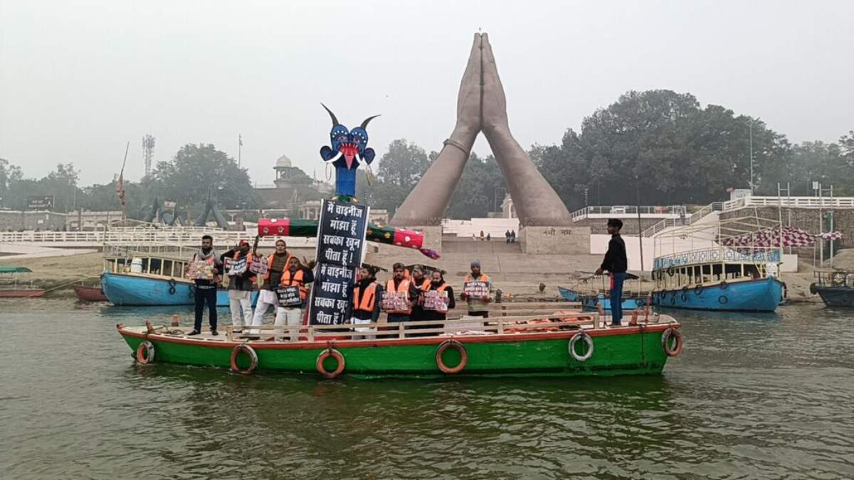 विरोध तो होना ही चाहिए..! ‘जिंदगी की डोर’ काट रहे  चाइनीज मांझे को लेकर सपा ने खोला मोर्चा, सांकेतिक राक्षस बनाकर किया दफन, लोगों को किया जागरूक