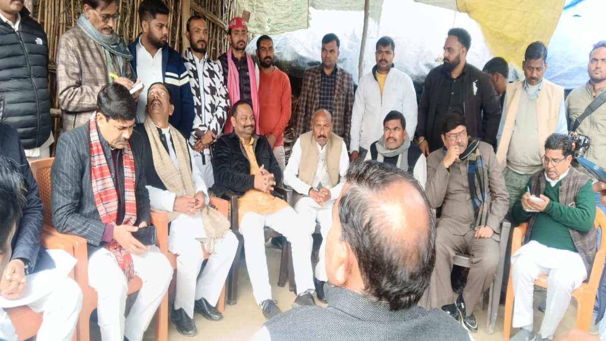 पुलिस कस्टडी में ग्रामीण की मौत का मामला: सपा का प्रतिनिधिमंडल पहुंचा मृतक के घर, परिजनों से बोले- हमारे नेता आपके साथ