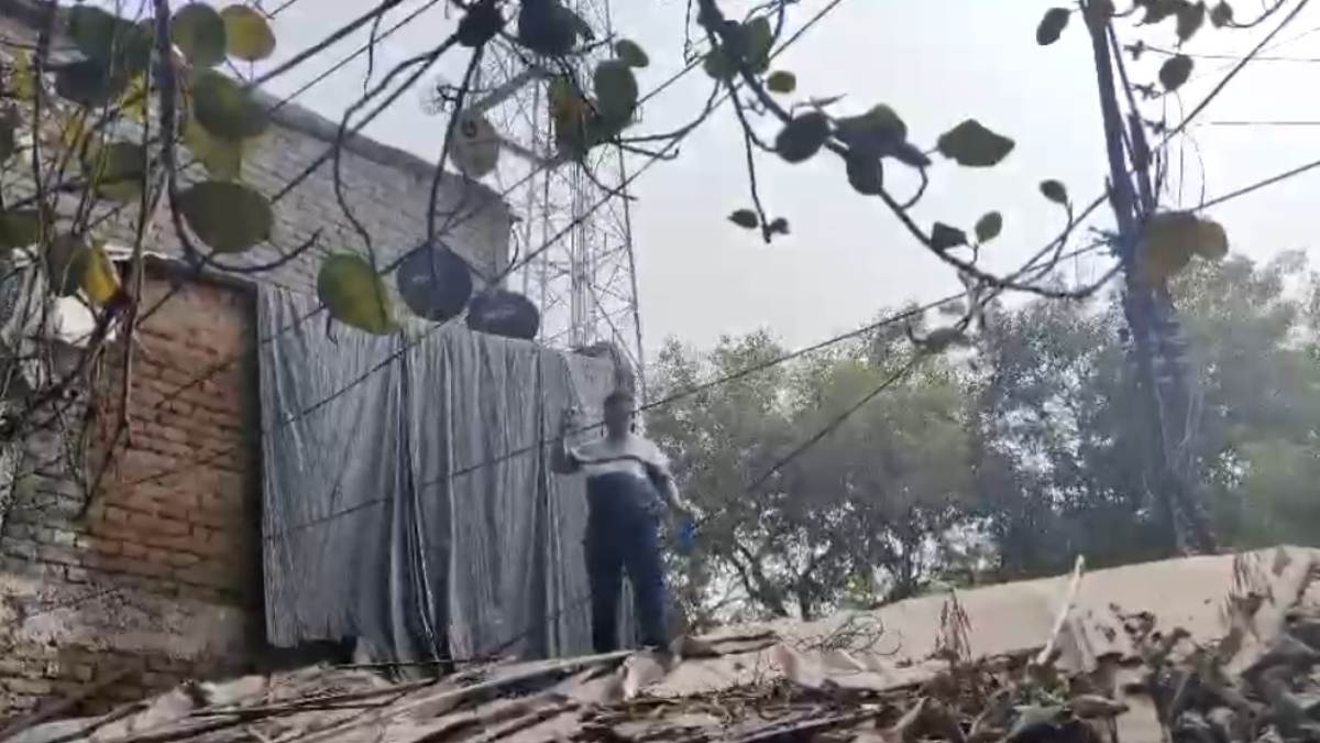 मकान खाली कराने पहुंचा राजस्व अमला, तो परिवार ने  की आत्मदाह करने की कोशिश, कहा- घर खाली कर अचानक कहां जाएंगे…
