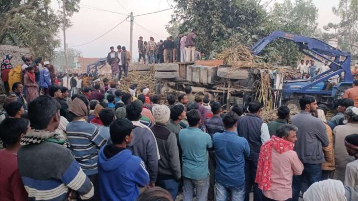 ‘सिस्टम’ निगल गया 3 जिंदगी! सड़क किनारे खेल रहे 4 बच्चों के ऊपर पलटा गन्ने से ओवरलोड ट्रक, 3 की मौके पर उखड़ी सांसें, 1 का इलाज जारी