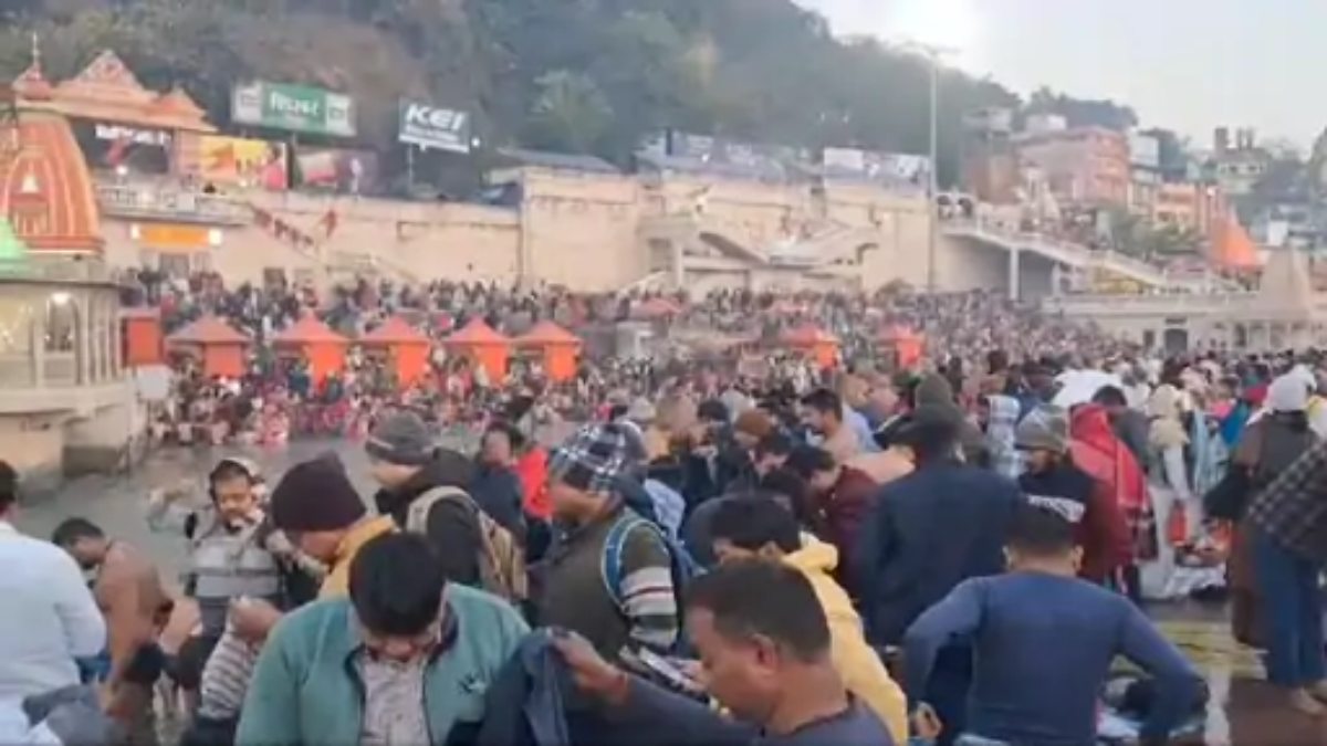 धर्मनगरी में उमड़ा श्रद्धालुओं का जनसैलाब, कड़ाके की ठंड में हजारों लोगों ने लगाई आस्था की डुबकी