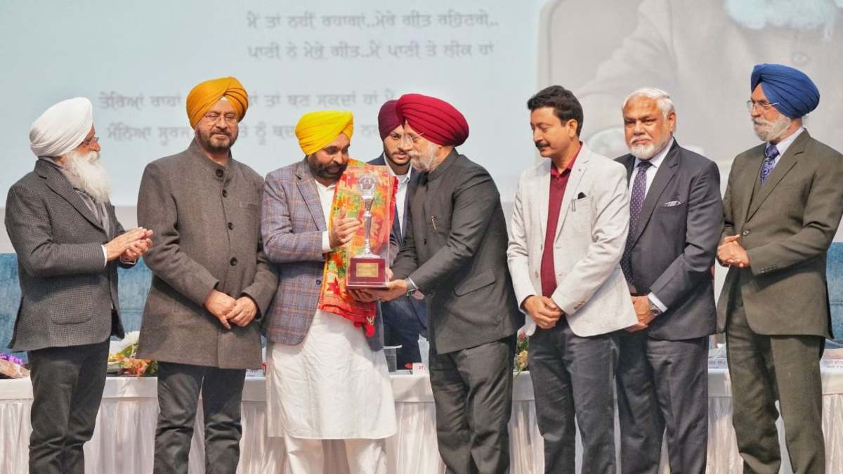 Bhagwant Mann: मुख्यमंत्री ने पातर को किया याद, बोले- उनके नाम पर नए कवियों को देंगे पुरस्कार…
