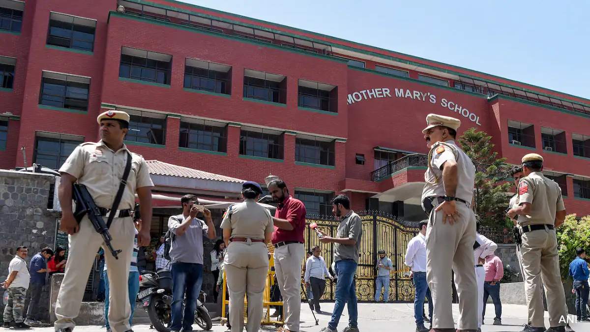 स्कूलों को बम से उड़ाने की धमकी का मामला: अफजल गुरू से जुड़े NGO को लेकर दिल्ली में सियासत गर्म, BJP-AAP में घमासान
