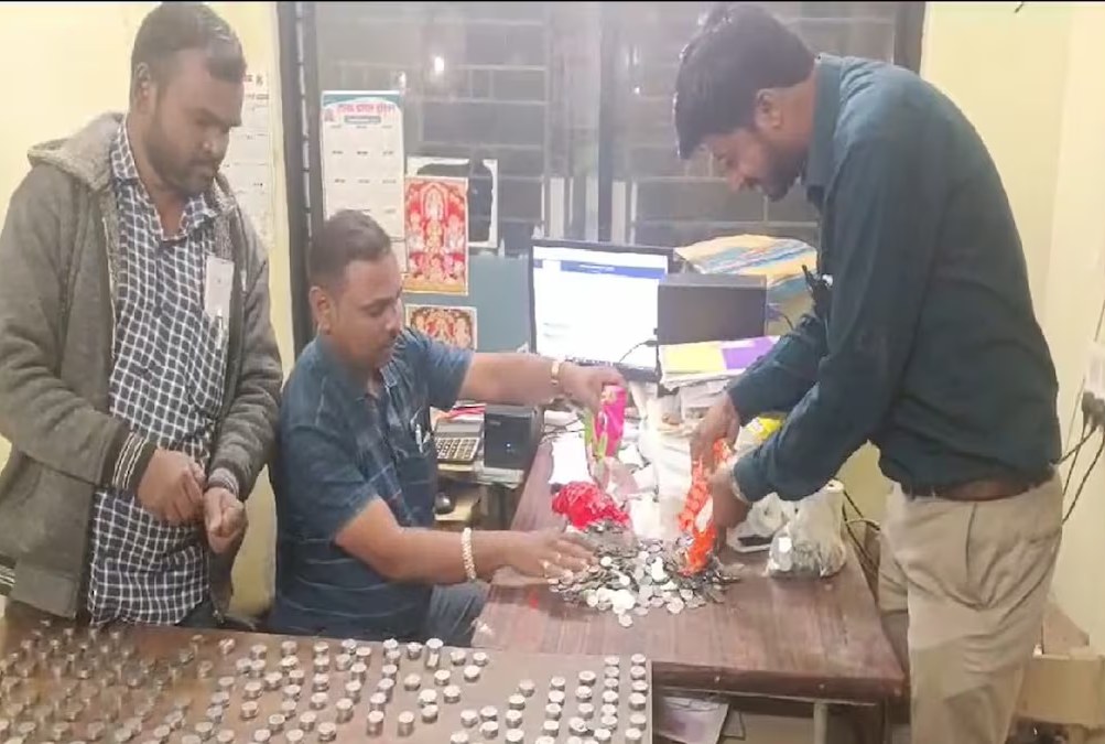 महाराष्ट्र में युवक ने सिक्कों में चुकाया बिजली बिल, 40 किलो सिक्के को गिनने कर्मचारियों के छूटे पसीने