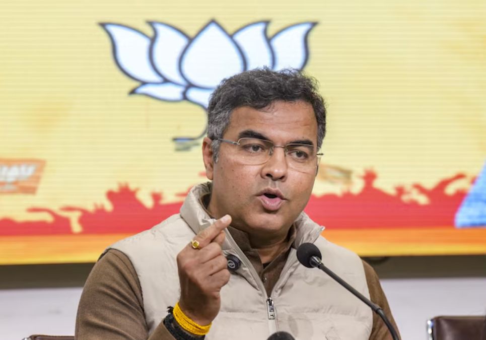 Delhi Election: बीजेपी प्रत्याशी प्रवेश वर्मा को बड़ा झटका, जूते बांटने वाले मामले में दर्ज हुई FIR
