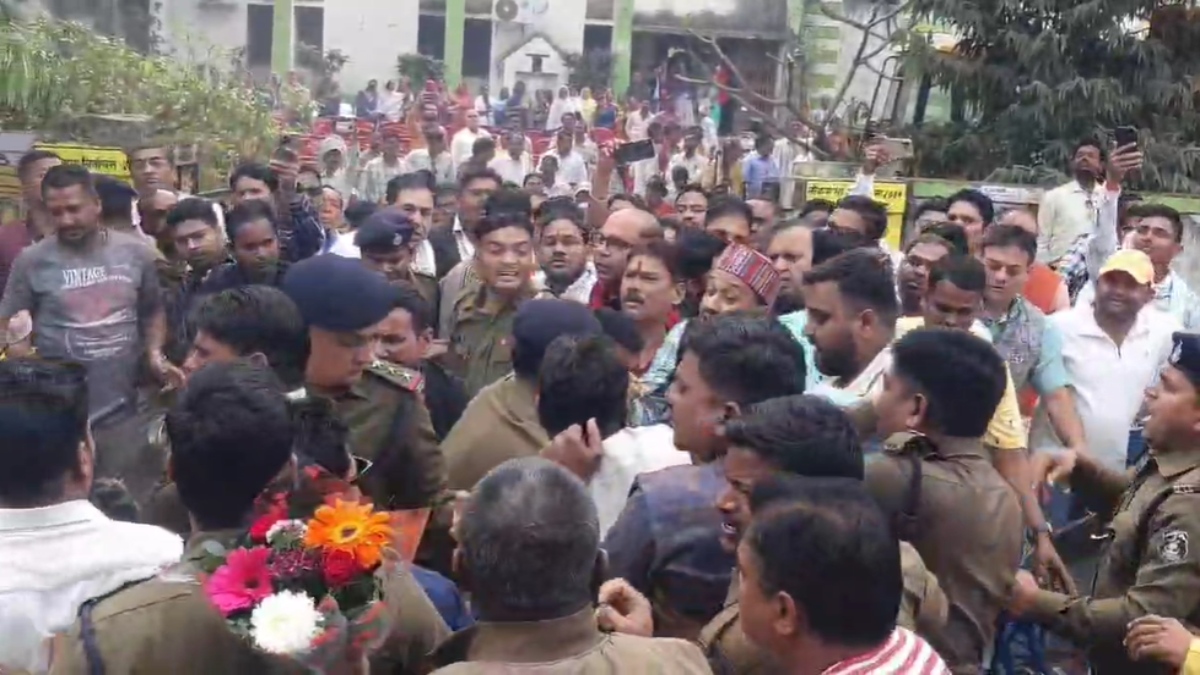 छत्तीसगढ़ : बीजेपी और कांग्रेस कार्यकर्ताओं के बीच जमकर चले लात-घूंसे, बीजेपी उपाध्यक्ष पर कार्यकर्ताओं को उकसाने का आरोप, सोशल मीडिया में वायरल हुआ वीडियो …