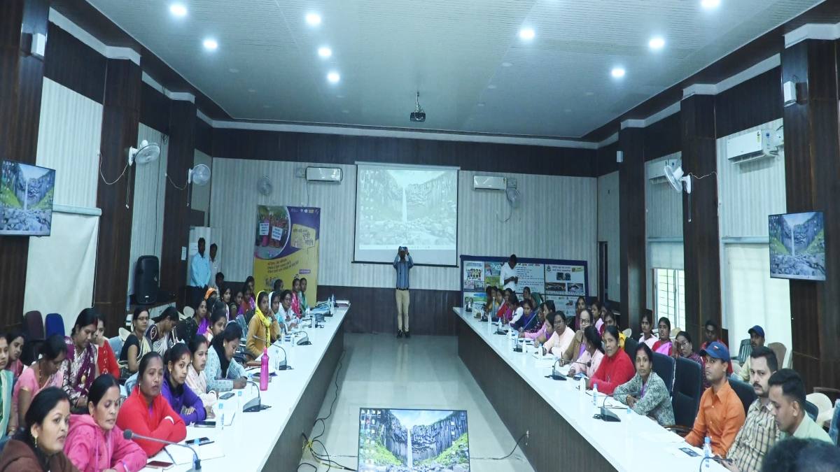 साइबर ठगी से बचने के लिए महिलाओं को बैंक और पुलिस अधिकारियों ने दिए सुरक्षा टिप्स