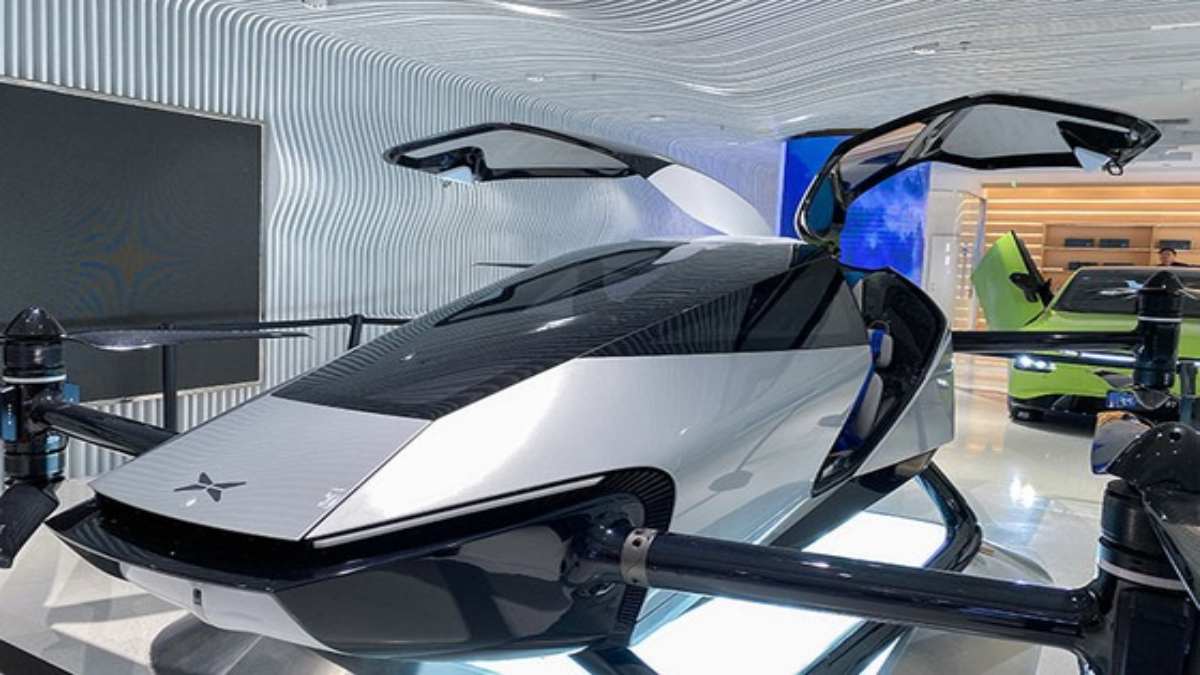 Flying Car: साइंस फिक्शन से हकीकत तक का सफर, 2026 तक लॉन्च हो सकती है उड़ने वाली कार…