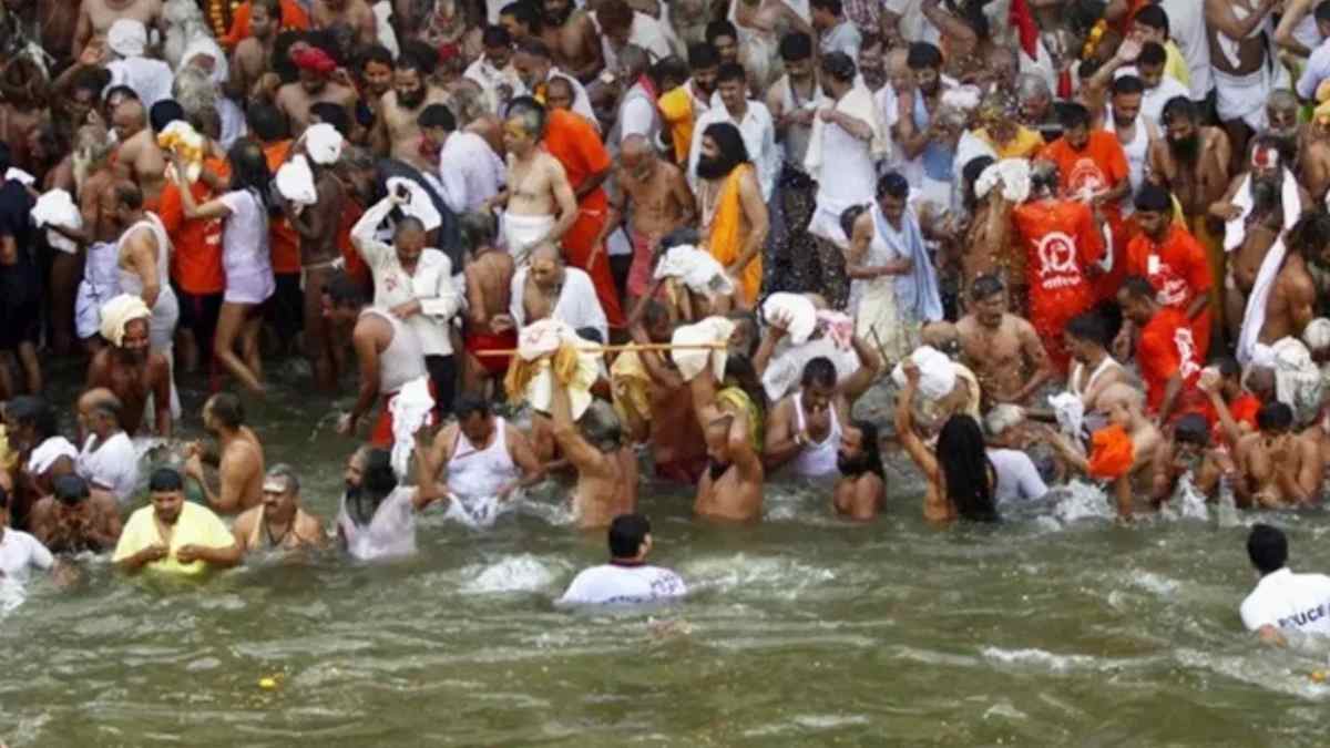 Maha Kumbh 2025: महाकुंभ में स्नान के बाद यज्ञोपवीत धारण करने और तुलसी की परिक्रमा का महत्व…