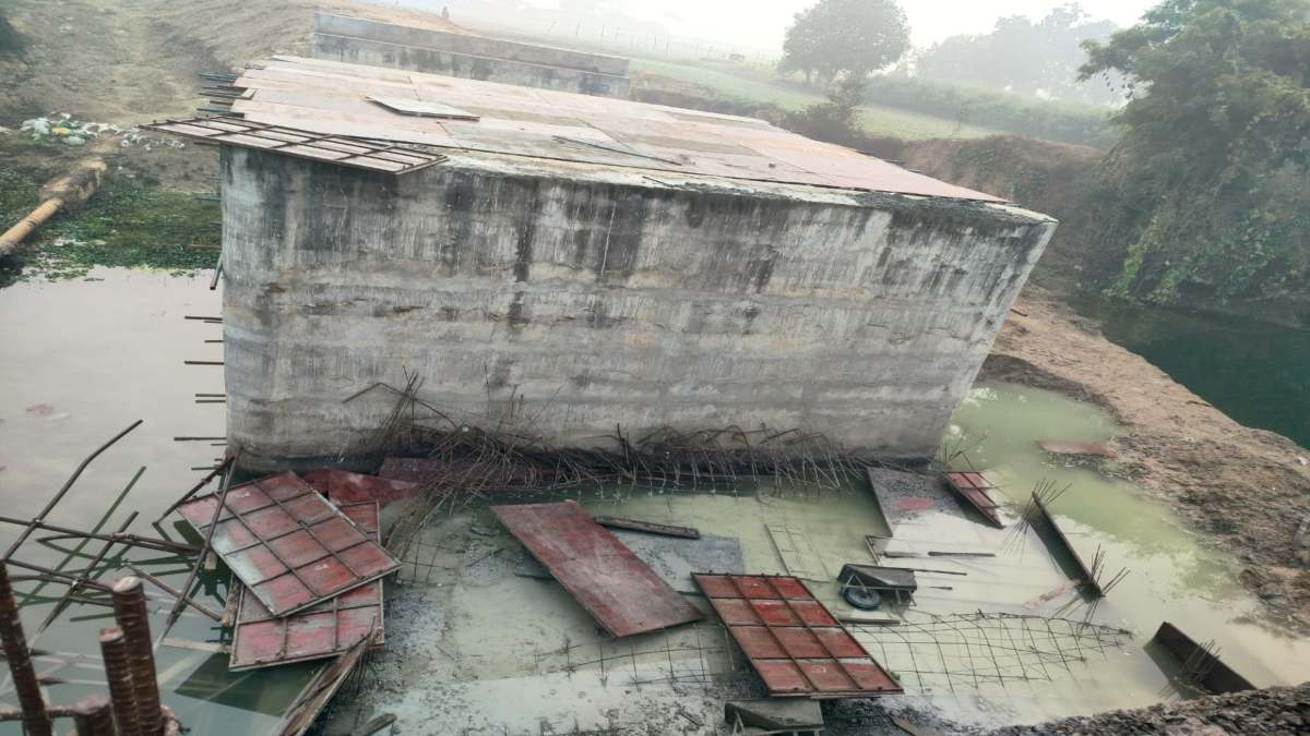 अटका-लटका विकास! 4 साल पहले स्वीकृत हुआ था पुल, अब तक नहीं हो पाया पूरा, ढलाई के दौरान गिरा स्लैब, दो मजदूर घायल