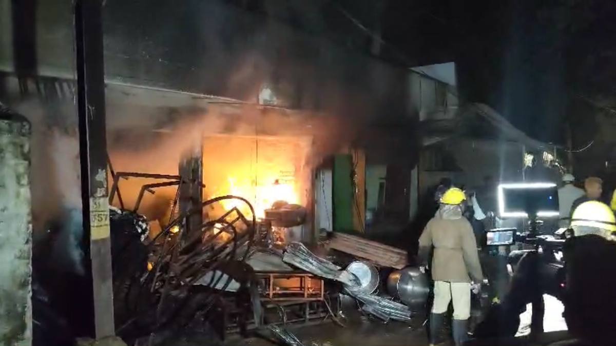 CG Fire News : टेंट हाउस गोदाम में लगी भीषण आग, 6 सिलेंडर ब्लास्ट, लाखों का सामान जलकर खाक