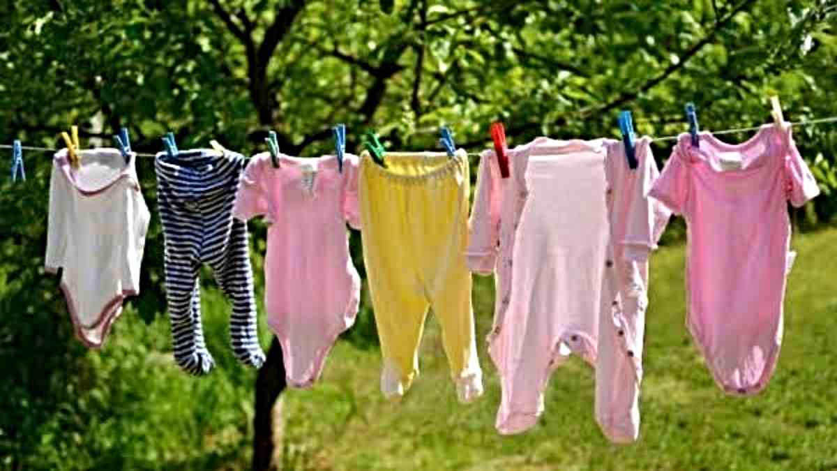 Parenting Tips: छोटे बच्चो के कपड़ो को रात में भूलकर भी न सुखाएं बाहर, जाने इसके पीछे का धार्मिक और वैज्ञानिक कारण…