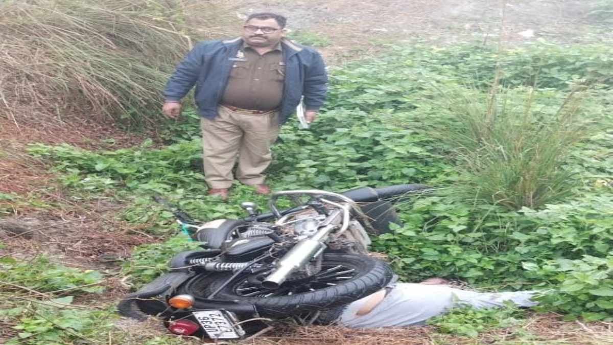 सावधानी हटी, दुर्घटना घटीः गड्ढे में जा गिरा बुलेट बाइक सवार युवक, मौके पर तोड़ा दम, जानिए कैसे घटी घटना…