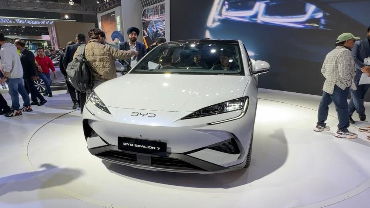 Auto Expo 2025: BYD ने Sealion 7 SUV का कांसेप्ट किया शोकेस, 11 एयरबैग्स और शानदार फीचर्स के साथ Skoda को देगी टक्कर