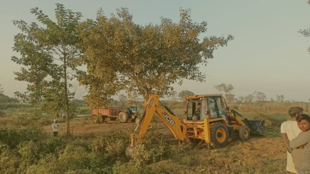 मरने वालों की जगह तो छोड़ देते! कब्जा करने वालों ने श्मशान को भी नहीं छोड़ा, प्रशासन ने अवैध निर्माण पर चलवा दिया बुलडोजर