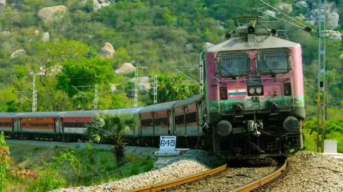 मौत बनकर दौड़ी ट्रेनः मां को जाता देख ट्रैक पर दौड़ी 2 बच्ची, दोनों की Train से कटकर चली गई जान, मंजर देख मां…