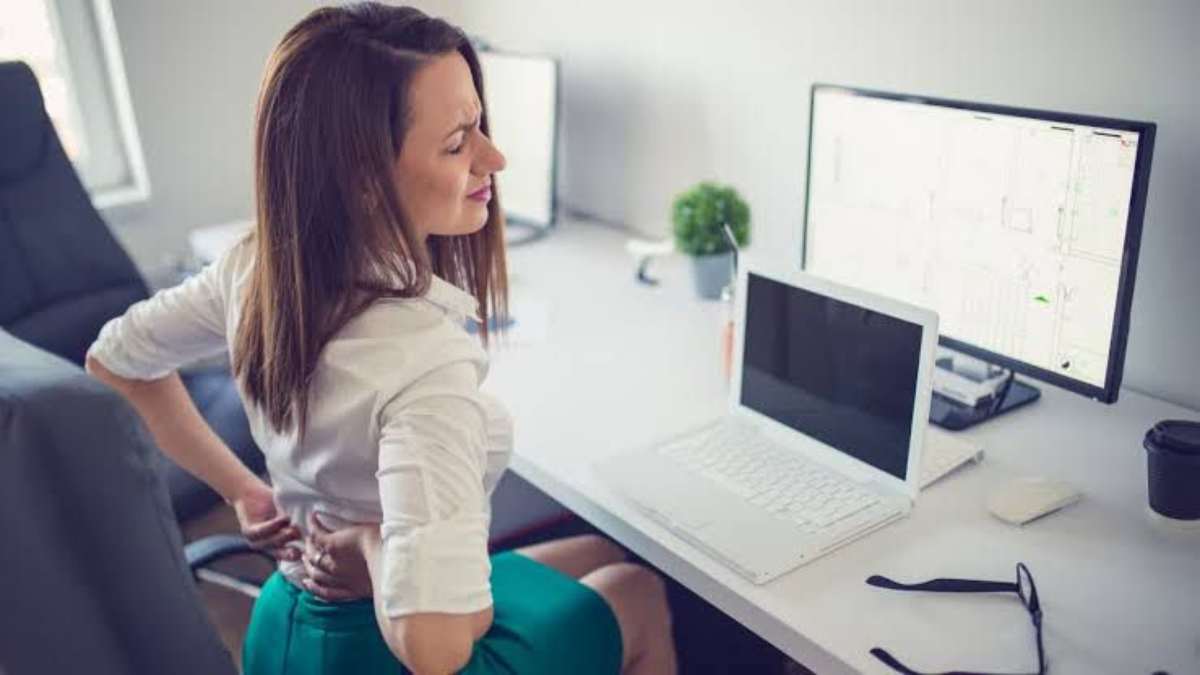 Back Pain: ऑफिस में लगातार एक ही कुर्सी में बैठे हुए काम करने से हो रही है दिक्कत, तो बीच-बीच में कर लें ये काम…