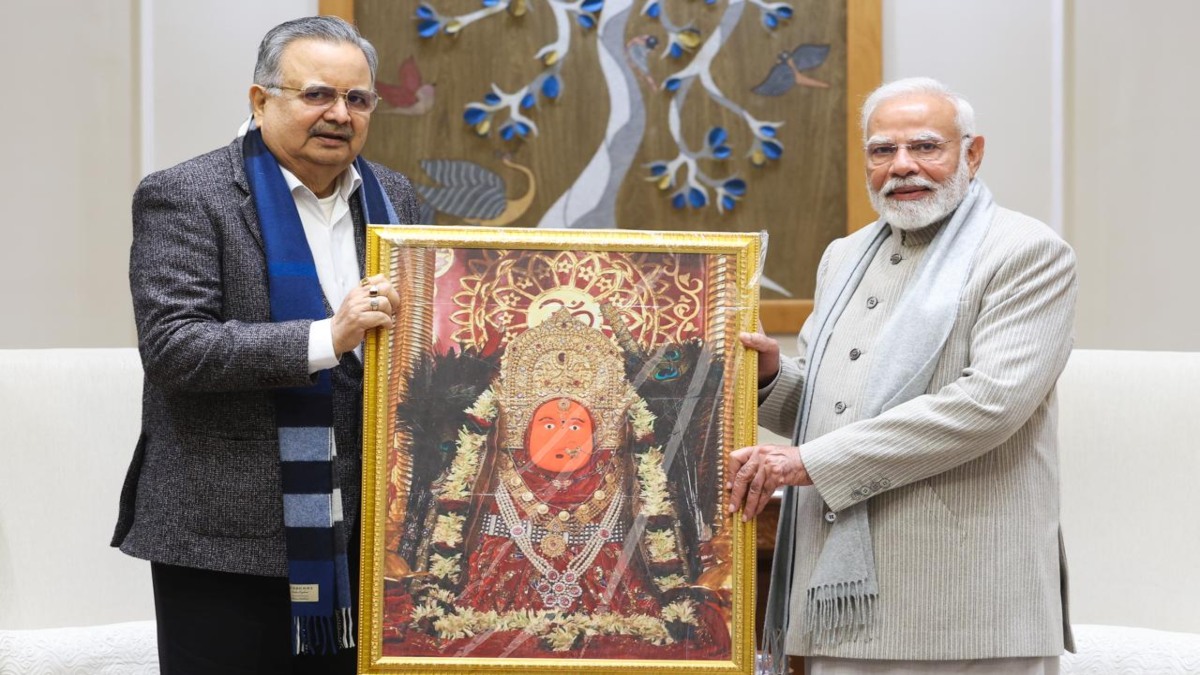 PM मोदी से मिले विस अध्यक्ष डॉ रमन सिंह, मां बमलेश्वरी का छायाचित्र भेंटकर छत्तीसगढ़ आने दिया न्योता