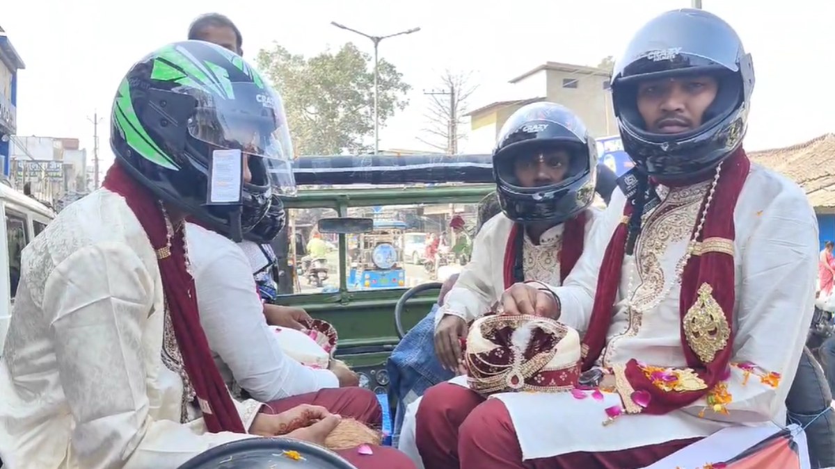 अनोखी शादी: पगड़ी की जगह हेलमेट पहनकर निकले पांच दिव्यांग दूल्हे, बाराती बनी पुलिस