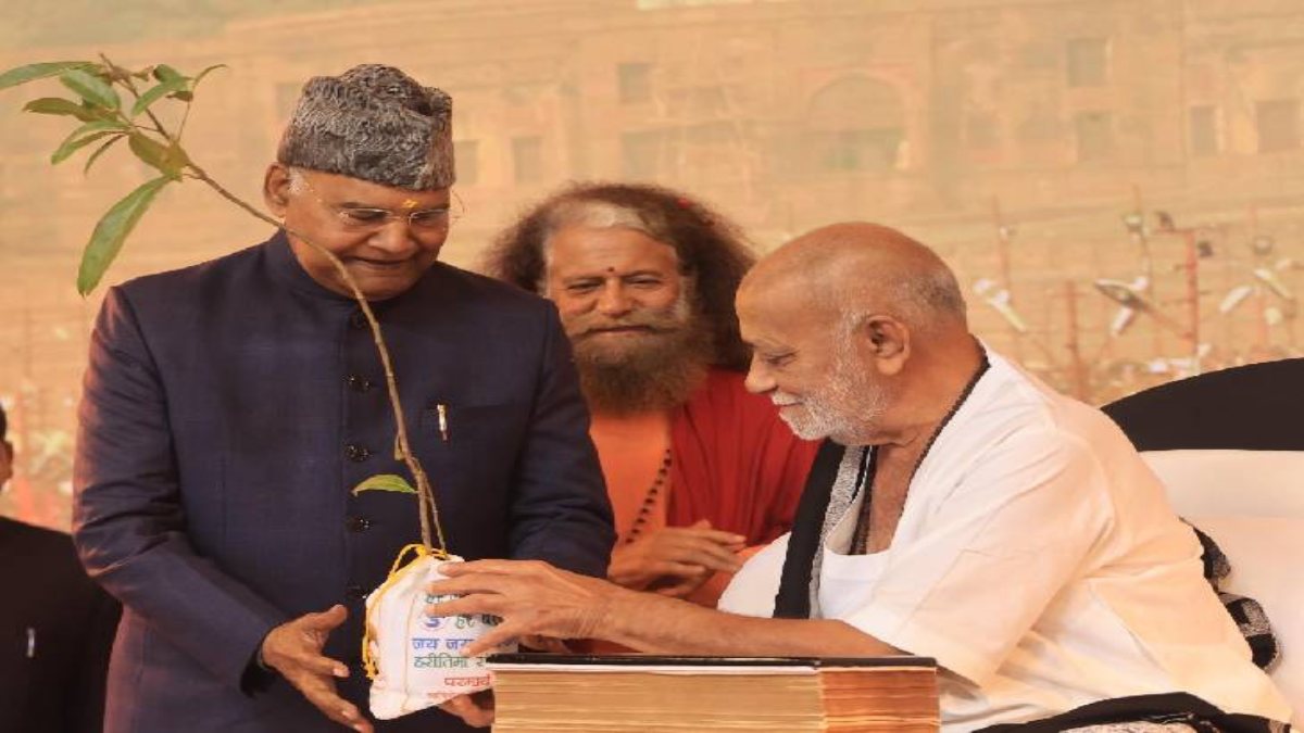 महाकुंभ में पूर्व राष्ट्रपति रामनाथ कोविंद ने सुनी राम कथा : बोले- हम राम को मानते हैं लेकिन जब उनकी बात मानने की बारी आती है तब हम झिझकने क्यों लगते हैं…