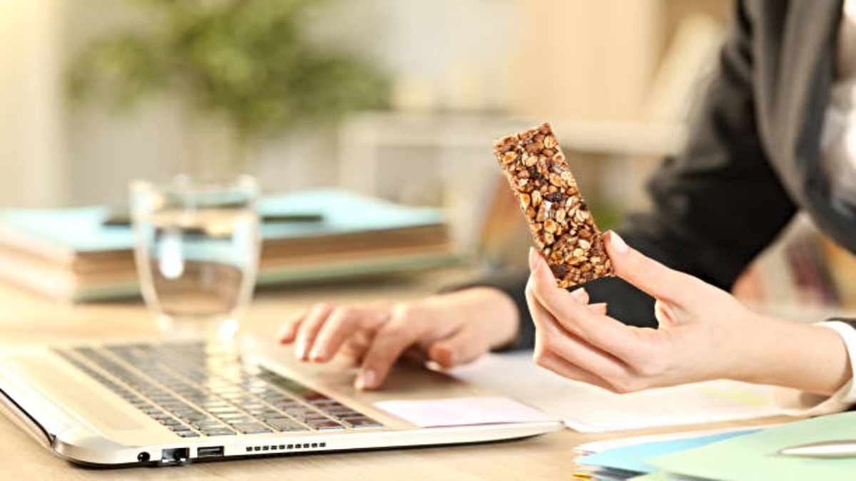 Health Tips: ऑफिस में काम के समय लगे हल्की भूख तो अनहेल्दी चीजें नहीं बल्कि चुनें ये हेल्दी ऑप्शन…