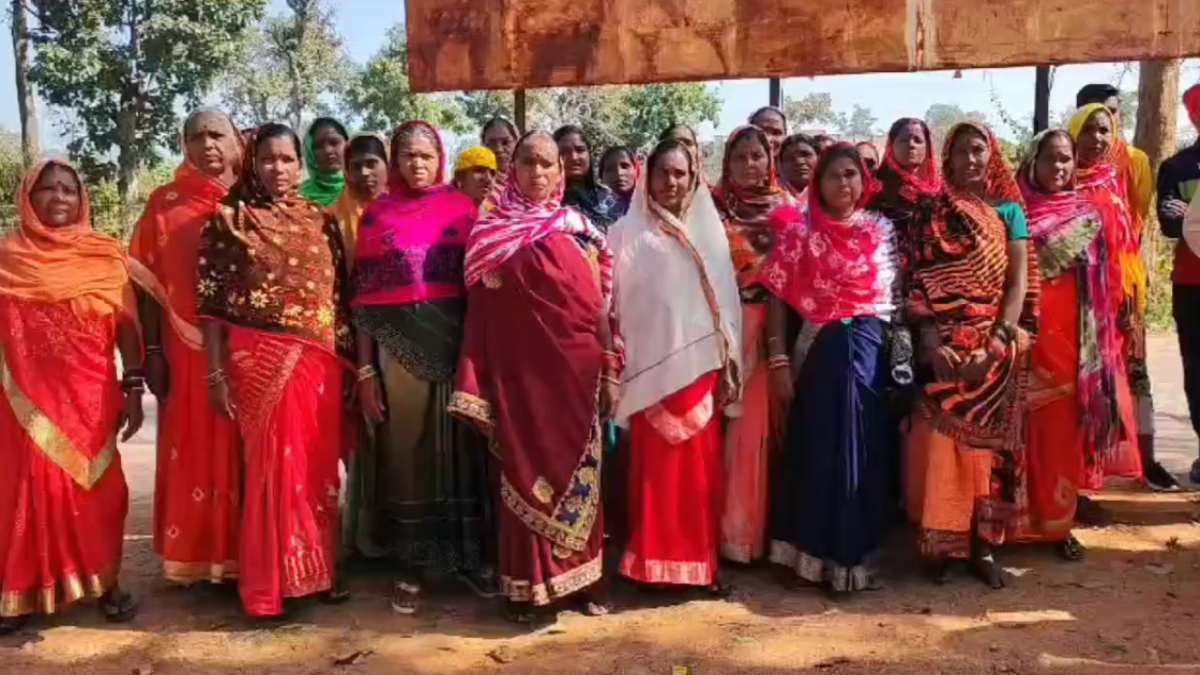 CG NEWS: गांव में सड़क और पुल के अभाव को लेकर ग्रामीणों में आक्रोश, मांग पूरी न होने पर चुनाव बहिष्कार का किया ऐलान