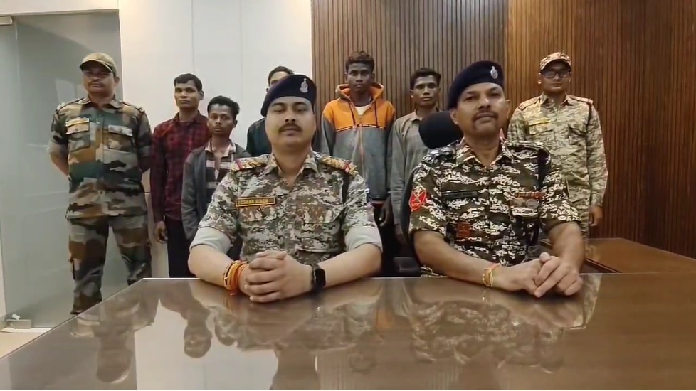 नक्सल सेल को मिली बड़ी सफलता: 6 नक्सलियों ने सरेंडर कर मुख्यधारा से जुड़ने का लिया निर्णय, एक पर था 2 लाख का इनाम