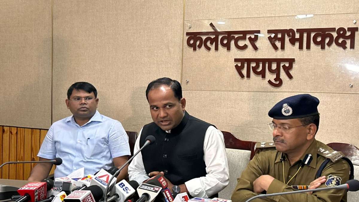 चुनाव 2025 स्टोरी-10 : रायपुर जिले के निकायों में बनाए गए 1290 मतदान केंद्र, 70 वार्ड के लिए 10 लाख से अधिक मतदाता डालेंगे वोट, कलेक्टर बोले- जागो कार्यक्रम तहत शत प्रतिशत मतदान का रहेगा प्रयास