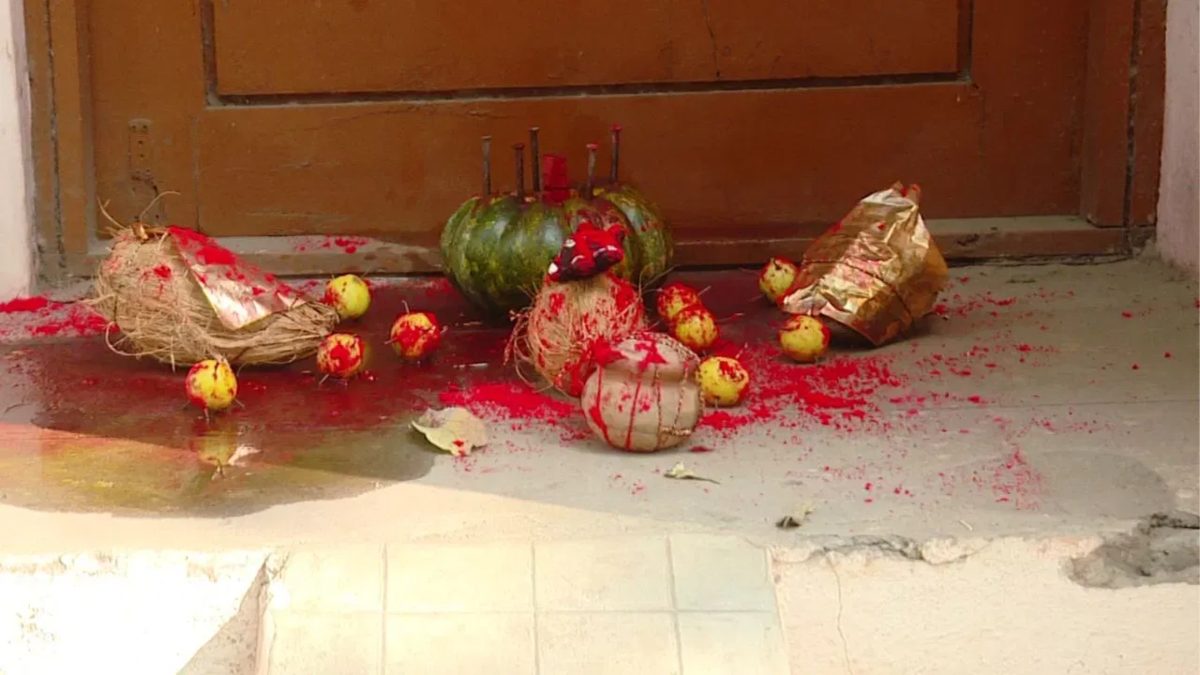 नौकरी से निकाला तो ऑफिस की गेट पर किया काला जादू, नीबूं, नारियल और काली गुड़िया के साथ किया ये काम